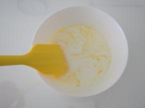 加入牛奶，搅拌均匀。