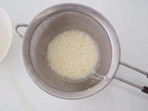 将面糊过筛，将面糊里的小疙瘩压碎，过筛后的面糊放入冰箱冷藏半小时左右。