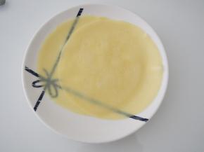 做好的面皮在盘中晾凉。