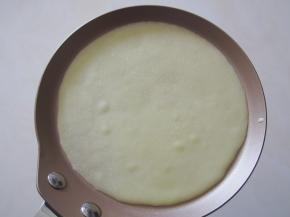 煎盘中加入一小勺面糊，小火加热至面糊微微鼓泡。