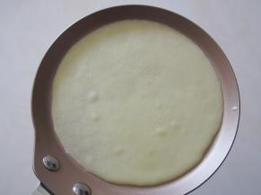煎盘中加入一小勺面糊，小火加热至面糊微微鼓泡。