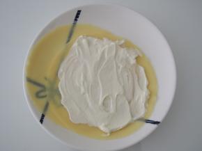 将淡奶油加糖打发，抹在面皮上挨着锅底的一面。