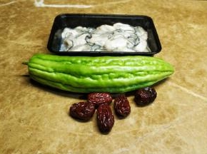 备料：生蚝擦洗干净，红枣切丝，姜切丝，苦瓜刨薄片