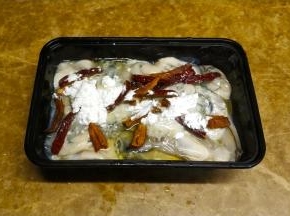 生蚝洗净沥干水分，用淀粉、姜丝、红枣条、蒜盐、油拌均匀腌20分钟