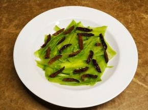 苦瓜片和红枣丝平铺放碟子里（苦瓜怕苦的抓一下盐去苦）