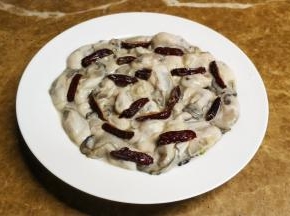 将腌好的生蚝放入苦瓜片上