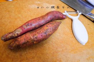 准备两根番薯，我这个品种是比较粉的品种，吃起来也很甜
