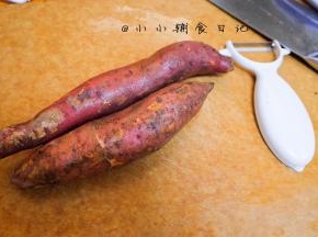 准备两根番薯，我这个品种是比较粉的品种，吃起来也很甜