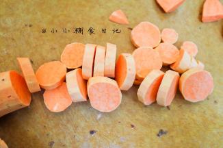 切成这样的厚片，一定要切得均匀一点如果有厚薄那烤制时间会不同，一些熟了一些没熟或者烤焦了就不好了