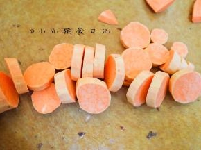 切成这样的厚片，一定要切得均匀一点如果有厚薄那烤制时间会不同，一些熟了一些没熟或者烤焦了就不好了