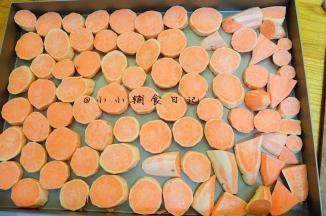 将烤盘先刷一层油然后把番薯一个个摆上去