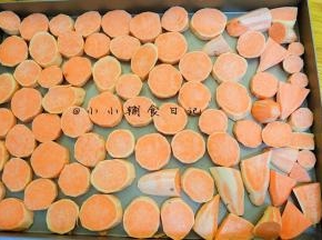 将烤盘先刷一层油然后把番薯一个个摆上去