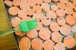 在番薯表面再刷一层油