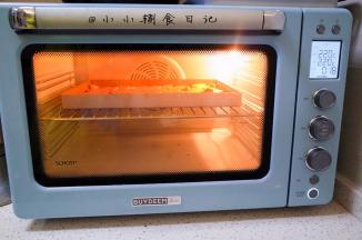 根据番薯的厚度烤20分钟左右，每一家烤箱都会有所不同，温度仅供参考