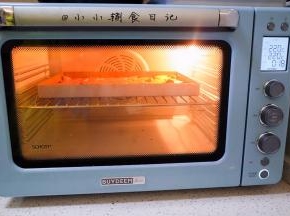 根据番薯的厚度烤20分钟左右，每一家烤箱都会有所不同，温度仅供参考