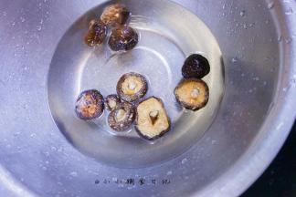 干香菇放在水里打圈，把里面的沙子都洗出来