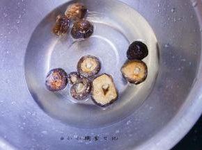 干香菇放在水里打圈，把里面的沙子都洗出来