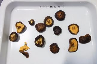 烤箱120度预热，烤盘上摆上香菇