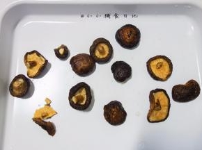烤箱120度预热，烤盘上摆上香菇