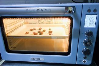 放在烤箱内烤20分钟左右