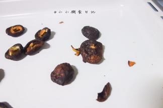 15-20分钟把香菇拿出来捏一捏，如果有的香菇已经干了就可以拿出来，