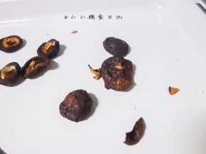 15-20分钟把香菇拿出来捏一捏，如果有的香菇已经干了就可以拿出来，