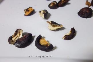 有些香菇比较厚可以把香菇掰开小块，继续烤到干燥就可以了