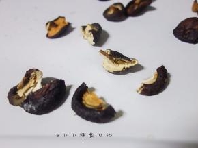 有些香菇比较厚可以把香菇掰开小块，继续烤到干燥就可以了