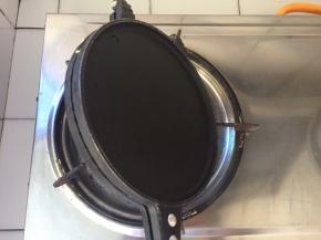 然后压紧蛋卷机，几十秒，翻面继续