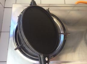 然后压紧蛋卷机，几十秒，翻面继续