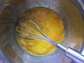 加入软化好的黄油（黄油微波炉融化，或者隔夜融化）盐，柠檬汁，搅拌均匀