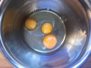 鸡蛋打入干净的盆中，今天运气好，打了个双黄蛋