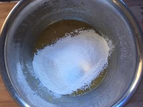 筛入低粉搅拌均匀