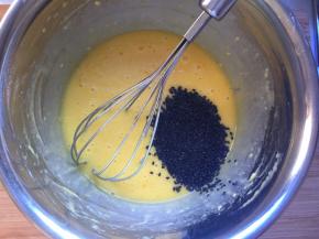 加入黑芝麻搅拌均匀