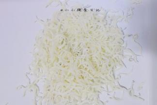 这个是银鱼干 不是新鲜的银鱼 银鱼干更省时省力 新鲜银鱼要烤很久