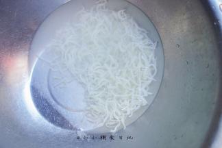 银鱼用水多洗几次，去掉一部分咸味