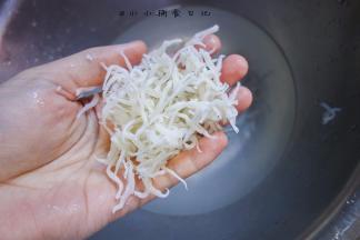 银鱼干挤干水分备用