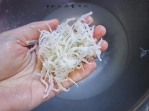 银鱼干挤干水分备用