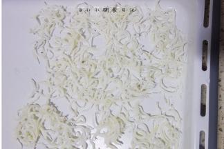 银鱼放在烤盘上 薄薄的铺一层