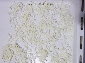 银鱼放在烤盘上 薄薄的铺一层