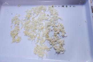 烤到银鱼表面微黄，摸上去有点干燥就可以了，如果还没有好可以翻面继续烤一下