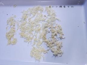 烤到银鱼表面微黄，摸上去有点干燥就可以了，如果还没有好可以翻面继续烤一下