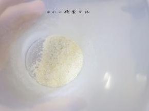 打成粉末，量太少料理棒也打不了，所以看自己料理机大小决定银鱼量的多少