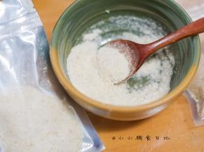 将银鱼粉装入密封袋保存