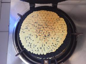 打开蛋卷机两面呈微红状态就可以了