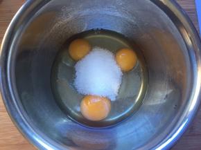 加入白砂糖，搅拌均匀