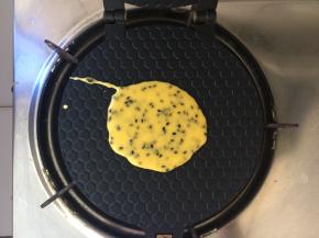 将蛋卷机开中火预热几分钟，关中小火，舀一勺在蛋卷机中间