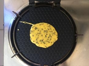 将蛋卷机开中火预热几分钟，关中小火，舀一勺在蛋卷机中间