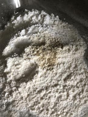 面粉、玉米粉、盐、白胡椒