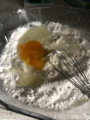 一个鸡蛋、适量的水、一勺色拉油